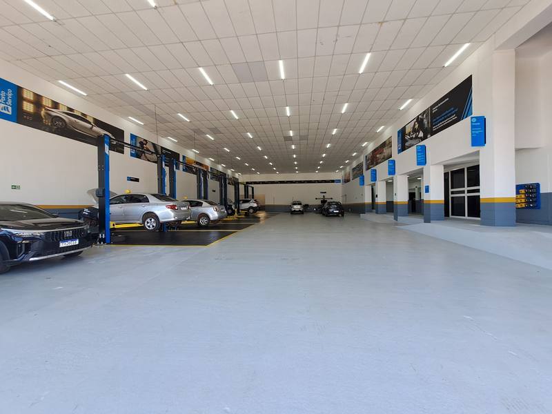 Oficina da Alfa Centro Automotivo com os boxes de atendimento